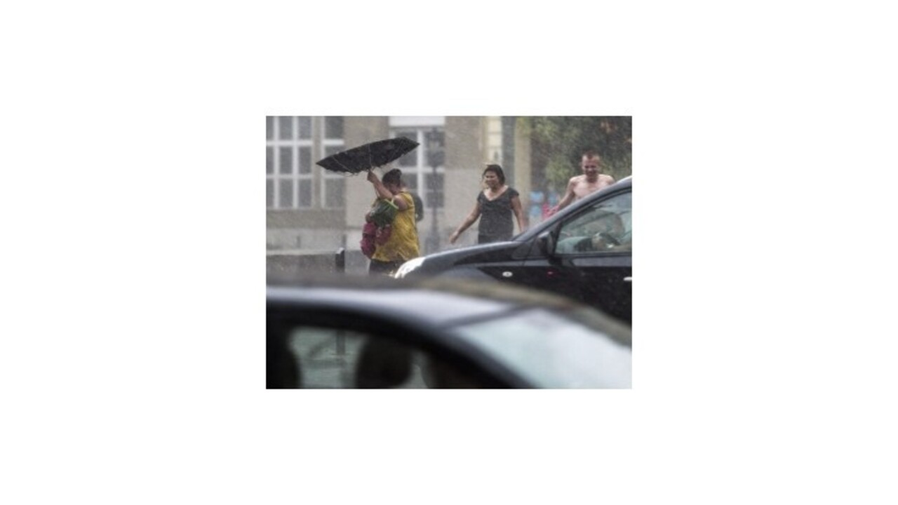 Krupobitie zranilo viacerých v Rakúsku, búrka narušila dopravu v Budapešti